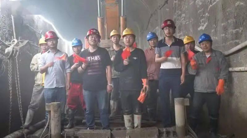 68岁陈道明被偶遇,穿1200元鞋打扮时髦
