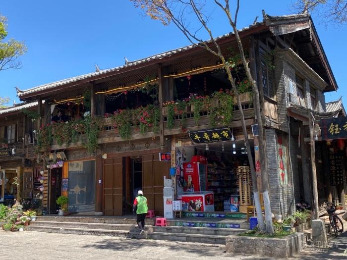败家老公把2个鸡蛋打在西瓜里,用大火煮,出锅后全家笑了