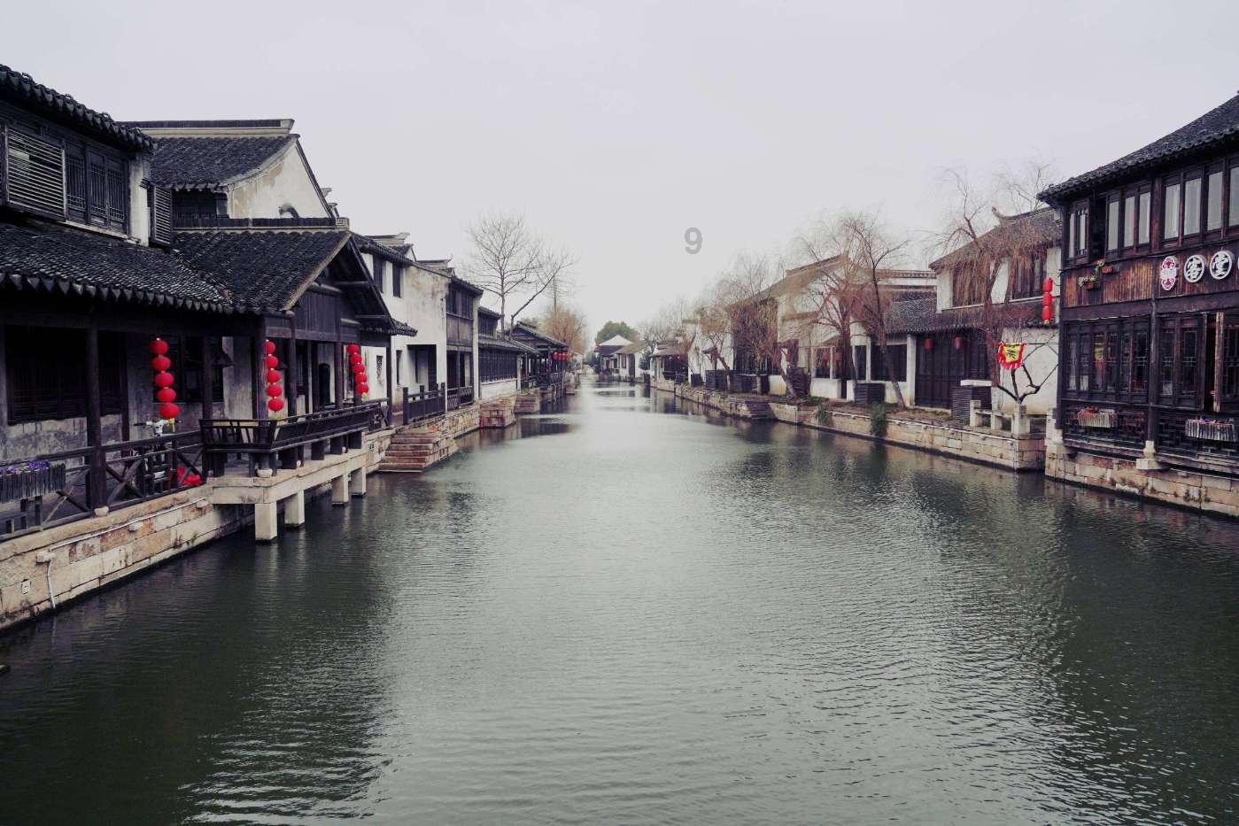 You should stay in bed at home它的同义句是什么？
