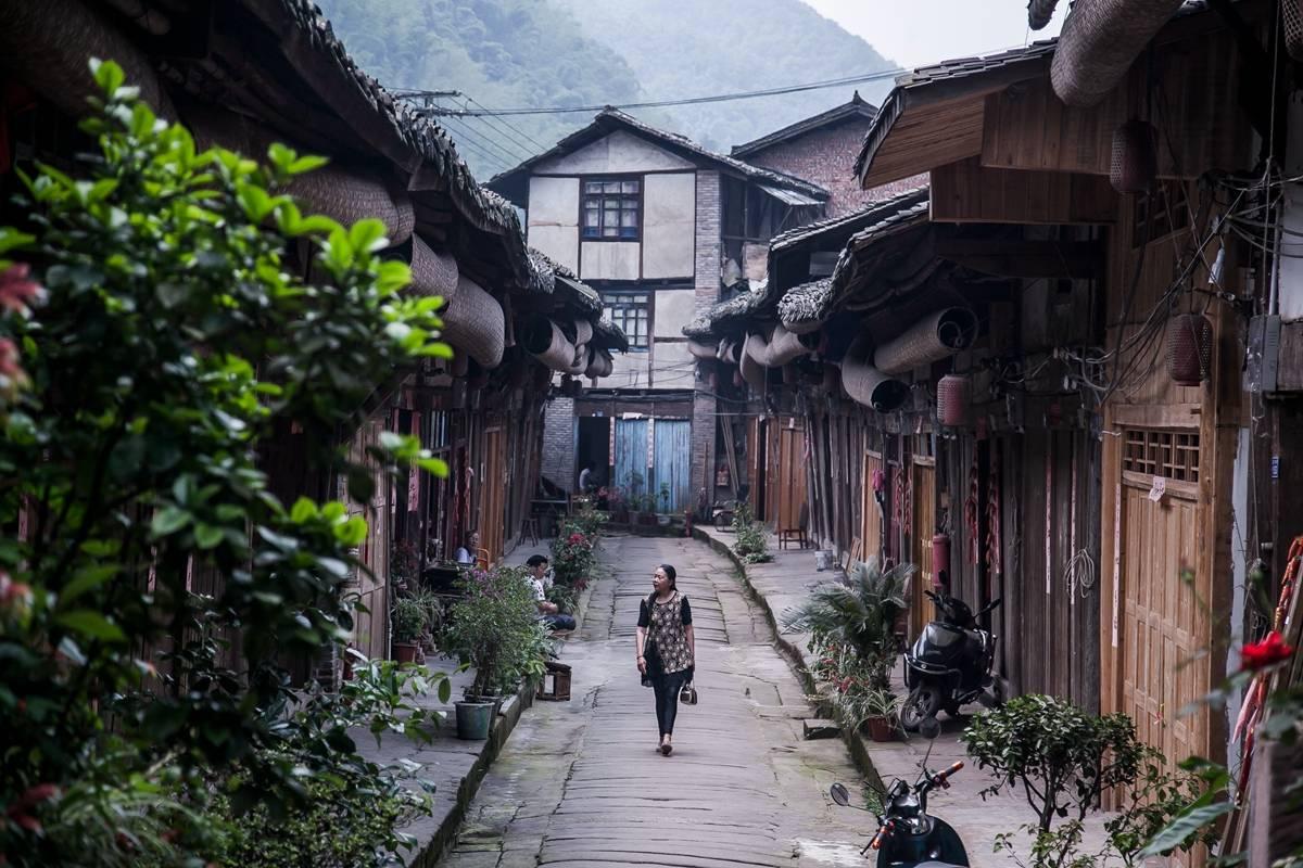 俩女子到餐厅打卡拍视频，遭店长阻止，餐厅负责人：店长已被开除